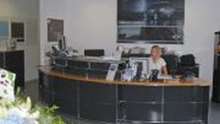 Seit Mai verfügt das K&L-Zentrum in
Garching über einen Servicebereich, in dem Kunden ihren BMW oder Mini zur Pflege bzw. zur Instandsetzung von Karosserie- und Lackschäden direkt abgeben können. (Foto: Dominsky)