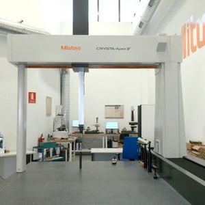 Crysta Apex V can measure parts up to three metres long with a volumetric precision of (4.5+8L/1000) μm(Source:  Mitutoyo)