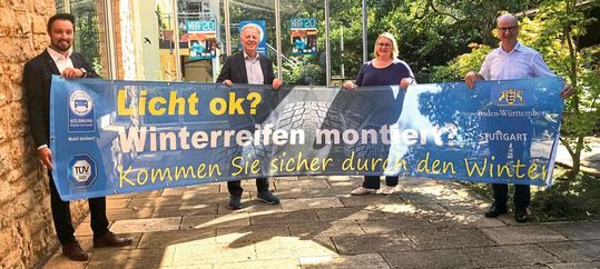 Werben gemeinsam für den Stuttgarter Lichttest: (v. li.) Marcus Zipperle, TÜV SÜD, Bürgermeister Martin Schairer, Stadt Stuttgart, Sigrun von Strauch, Vize-Regierungspräsidentin, und Christian Reher, Geschäftsführer der Kfz-Innung Region Stuttgart. Zum Vergrößern bitte anklicken.(Bild:  Kfz-Innung Stuttgart)