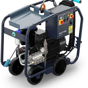 Und das ist der kleine Bruder des MC 10P: Der Kaltwasser-Höchstdruck-Reiniger MC 9P. Seine Leistungsdaten heißen 500 bar Druck und rund 1.260 Liter pro Minute Wasserverbrauch, beim beim Entfernen lästiger Ablagerungen, Rost oder alter Farbe.(Bild:  Nilfisk)