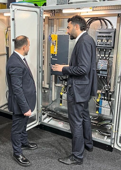 Servo hydraulics independent of the control system: The servo hydraulics software module is integrated directly into the b Maxx 5500 servo drive (pictured: Mehmet Sari, Export Sales Manager at Hürsan Pres (left), Özgür Deniz Demirbaş, Country Manager at Baumüller Turkey)(Image: Baumüller)