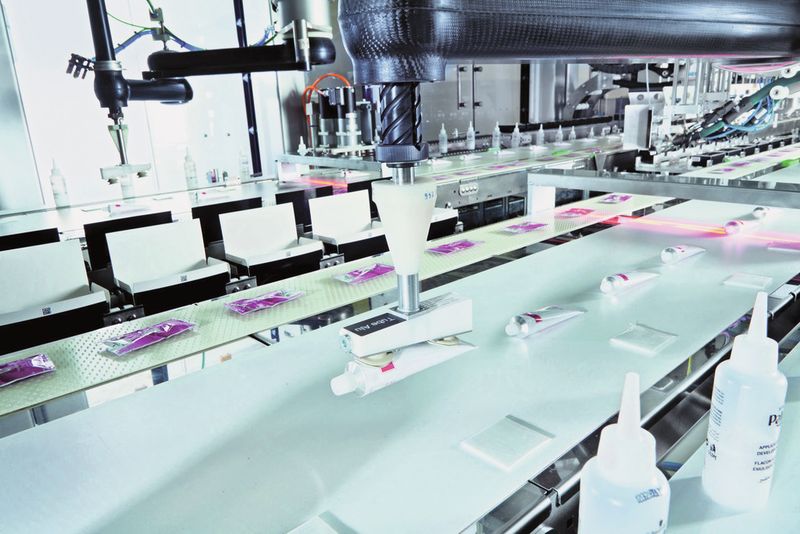Moderne Technik schafft Spielraum: Die Komponenten werden von den Scannern erkannt und nur nach positiver Qualitätserkennung vom TLM-F44-Roboter millimetergenau in die Verpackung eingelegt. Henkel setzt einen vierachsigen Pick- und Place-Roboter ein, der mit einem Vision-System kombiniert ist. (Bild: Schubert)
