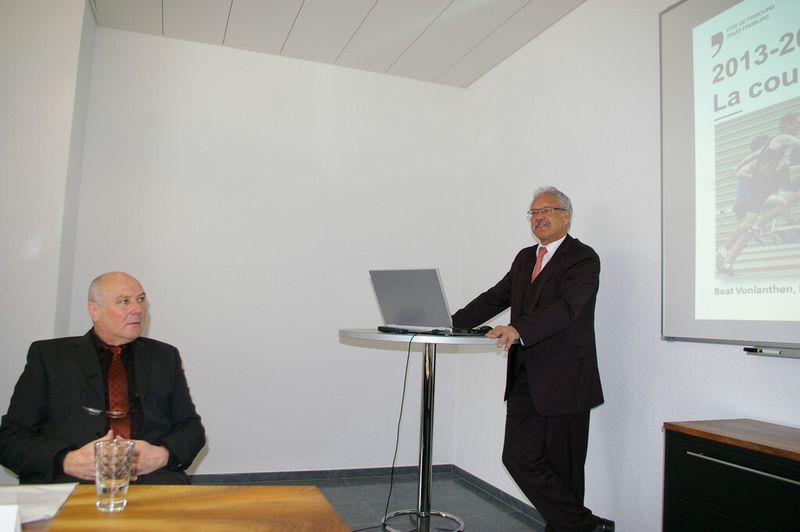 Conférence de la promotion économique du canton de Fribourg au sein de l'entreprise Plastechnik AG. Avec à gauche M. Max Wohlhauser et à droite M. Beat Vonlanthen, directeur de l'économie et de l'emploi de Fribourg. (Image: MSM / JR Gonthier)