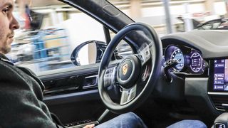 Der Fahrer sitzt nur noch aus Sicherheitsgründen hinter dem Steuer, während sich das Fahrzeug selbstständig in Richtung Hebebühne manövriert. Den Befehl dafür löst der Mechaniker mittels Tablet aus. (Bild: Porsche)