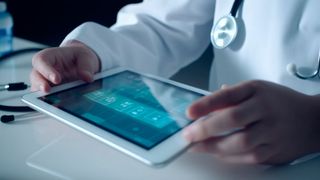 Das Telemonitoring-Konzept für chronisch Erkrankte verknüpft die mobile Datenerfassung durch die Patienten mit einer direkten Übermittlung der Daten an die Leistungserbringer. TMZ sollen dabei unterstützen (© abdulmoizjaangda – stock.adobe.com)