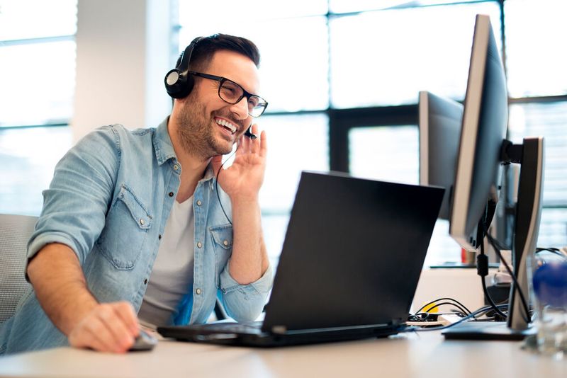 Verschiedene Telco-Dienstleister unterstützen die Arbeit ihrer Call-Center-Mitarbeiter mit Bots, damit schnell aus verfügbaren Produkten – Internet, Handy, Telefonie – gemäß den Kundenwünschen das jeweils günstigste Angebot gefunden wird. (Bild: zorandim75 - stock.adobe.com)