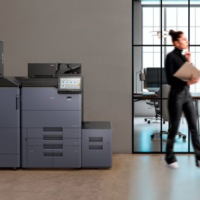 Die Taskalfa-MFPs von Kyocera, hier das Modell MZ10500i mit Finisher und zusätzlichen Papierkassetten, sind für hohe Druckvolumina konzipiert. Durch die Dual-Toner-Technik ist ein Tonerwechsel im laufenden Druckvorgang möglich. (Bild: Kyocera)