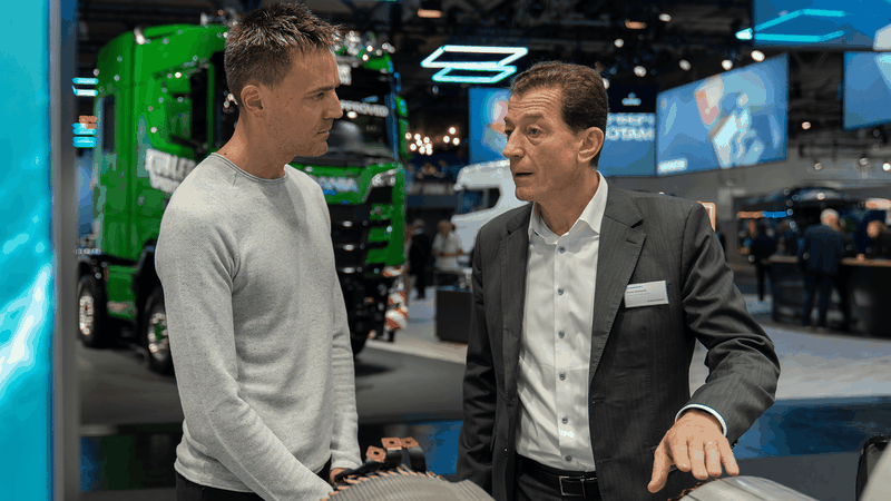 Stefan Demmerke (r.), Technikchef des Zulieferers Borg Warner, im Gespräch bei der IAA Transportation mit Thomas Günnel, Redakteur der Fachmedienmarke Automobil Industrie.(Bild:  Borg Warner)