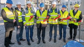 Linde eröffnete in Leuna mit Ministerpräsident Dr. Reiner Haseloff (Bildmitte) eine der weltweit größten Anlagen zur Herstellung und Abfüllung von Krypton und Xenon. (Bild: Linde)