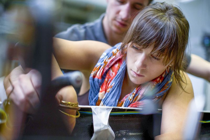 Zwei Mitglieder des Teams ProTRon der FH Trier schrauben an AERIS. (Foto: Shell)