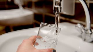 Wie gut ist die Qualität des Trinkwassers im Glas? Das untersuchen demnächst Bürger in einem Projekt selbst. (RUB, Marquard)