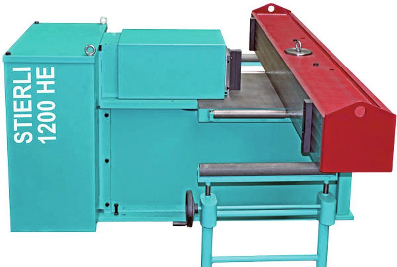 Die horizontale Biege- und Richtmaschine 1200 HE mit 120 t Druckkraft kann zum Biegen, Formen, Prägen und Richten eingesetzt werden. (Bild: Stierli Bieger)