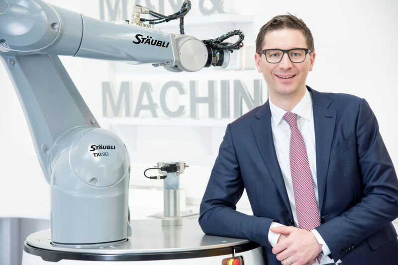 Division Manager Peter Pühringer an der neuen Sechsachser-Generation TX2, die auch auf der EMO Hannover 2019 präsentiert wird. (Stäubli Robotics)