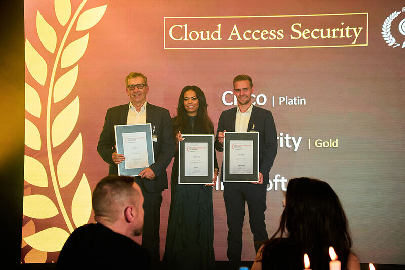 Zum Auftakt küren wir die Preisträger der Kategorie „Cloud Access Security“, in der sich Cisco (Platin), RSA Security (Gold) und Microsoft (Silber) gegen ihre Konkurrenten durchsetzen konnten. Die Preise nehmen entgegen (von links): Eckhard Schaumann für RSA Security, Sarah Wambach für Cisco und Horst Urlberger für Microsoft.
 (Bild: krassevideos.de / VIT)