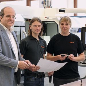 Rundum zufrieden, mit der S31 richtig in hoch flexible, universelle Fertigungstechnologie investiert zu haben (v.l.n.r.): Cornelius Wecht, bei Studer verantwortlich für Vertrieb in Süddeutschland, Niko Schindelarz, Supervisor Machining, sowie ein Programmierer und Maschinenbediener bei Apex Tool Group. (Bild:  Fritz Studer AG)