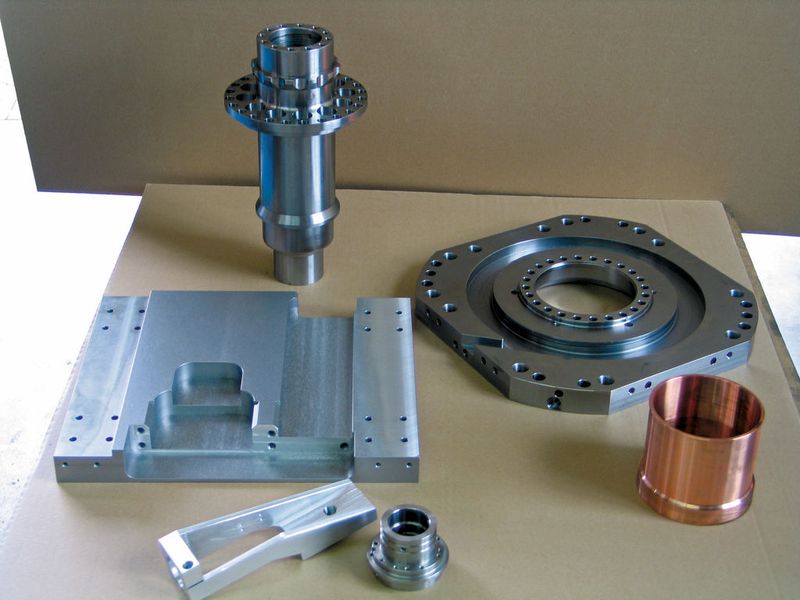 Das Teilespektrum umfasst beispielsweise Schlittenplatten aus Aluminium, Lagerflansche aus Stahl, Antriebsspindeln, Kupferbüchsen und Gelenke für Roboter aus Edelstahl.  (Bild: Kuttkat)