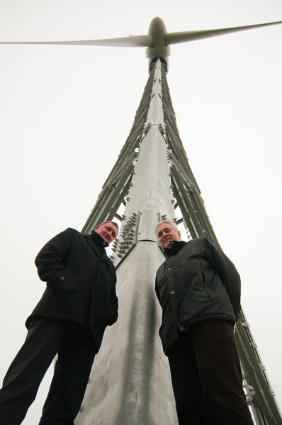 Die Schließringbolzen werden nun auch beim Bau von Gittermasttürmen für Windenergieanlagen eingesetzt. Im Bild: Alexander Petri von Aloca und Detlef Bengs von Butzkies. (Bild: Alcoa Fastening Systems)