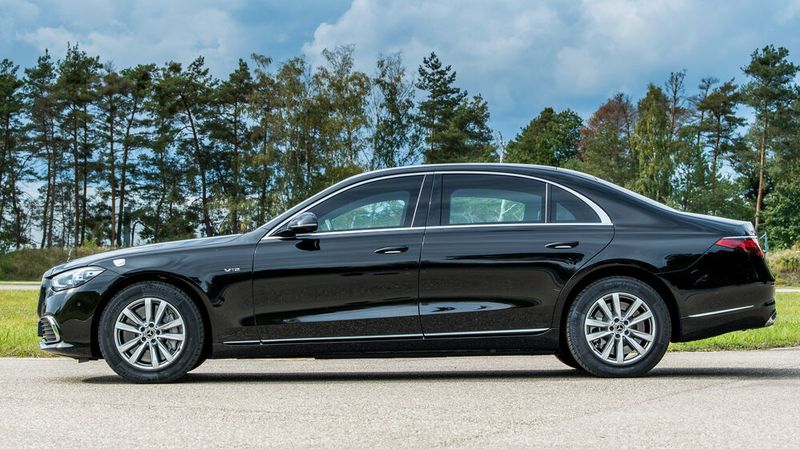 Paradigmenwechsel: Verstärkte Mercedes bisher tatsächliche S-Klasse-Serienautos, wird jetzt ein von Anfang an gepanzert aufgebautes Modell optisch zu einer S-Klasse gemacht.  (Mercedes-Benz )