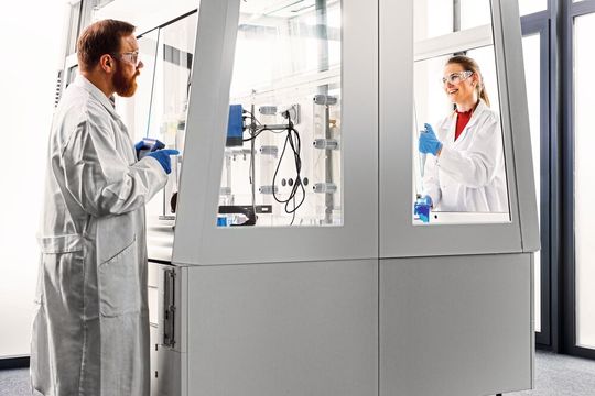 Abb.1: Das transparente Design unterstützt moderne offene Raumkonzepte und fördert die Kommunikation. Abb.1: Das transparente Design unterstützt moderne offene Raumkonzepte und fördert die Kommunikation.