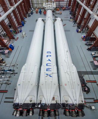 Die Trägerrakete Falcon Heavy soll den roten Tesla zum Mars bringen. (Bild: Elon Musk)