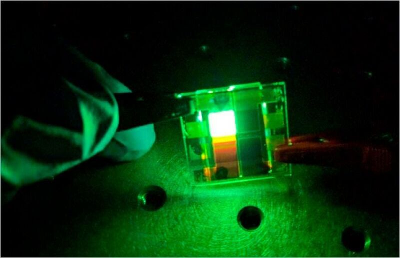 Die Kieler Wissenschaftlerinnen und Wissenschaftler bestrahlen die OLEDs mit Lasern, um ihre Eigenschaften zu testen. Die Erkenntnisse sollen auf große Solarzellen übertragen werden. (Sabrina Jahns)