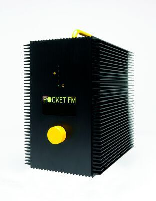 Pocket FM: Bringt als Mittler zwischen Internet und Radio Nachrichten und Bildung in Krisengebiete und abgelegene Regionen. (Bild: MiCT/Uli Holz Photography)