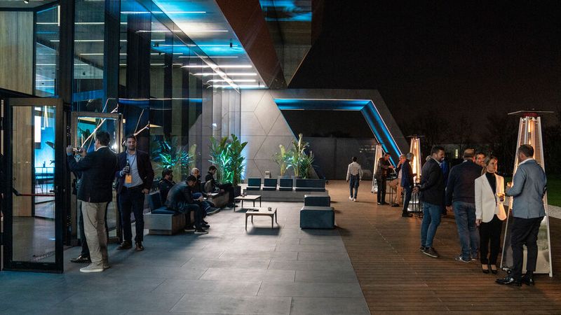 Die spanische Cupra Garage, die Platz für 200 Mitarbeiter bietet, nahm im Februar 2020 den Betrieb auf. (Bild: Seat)