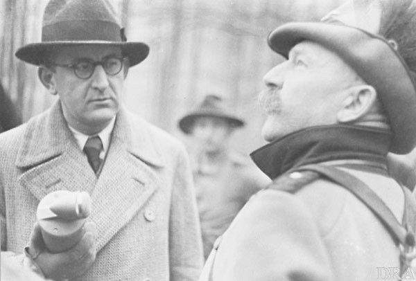 Die Zeitfunkreportage wandte sich während der NS-Zeit mit Vorliebe Themen zu, die der Volksgemeinschaftsideologie dienen sollten. Im Herbst 1936 war der Landfunk des Deutschlandsenders zu Gast im Solling. (Bild: Deutsches Rundfunk Archiv (DRA))