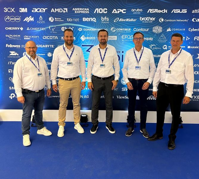 Die Geschäftsleitung der api GmbH: (v. l. ) Andre Ferreira, Alexander Kaufmann, Paul Konietzny, Frank Fritsche und Jürgen Szieber. (Bild: Vogel IT-Medien)