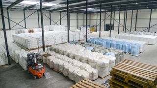 Sievert Logistik stellt sich neu auf. Dazu gehört ein massiver Ausbau der Lagerlogistik in technischer und räumlicher Hinsicht. Hier ein Blick ins neue Lager in Hardenberg, in den Niederlanden. Rund 5.000 Quadratmeter mehr Lagerfläche bietet es. Aber auch neue Umfüll- und Umladesysteme machten das Unternehmen nun einzigartig produktiv. Lesen Sie! (Bild: Sievert Logistik)