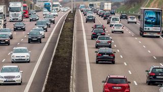 Eine von Acatech in Auftrag gegebene Umfrage zeigt: Die Deutschen wünschen sich passende Mobilitätslösungen für Stadt und Land.  (ACE/Tschovikov)