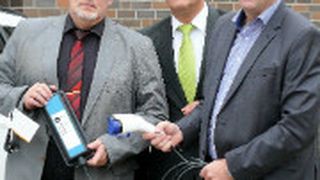 Fahrzeugübergabe: (v.li.) Uwe Rokosch, Leiter des BTZ, Rainer Wiedemann, District-Manager MMD Automobile, und Andreas Ahlhelm, Vizepräsident des Landesverbandes Sachsen-Anhalt. (Foto: BTZ)