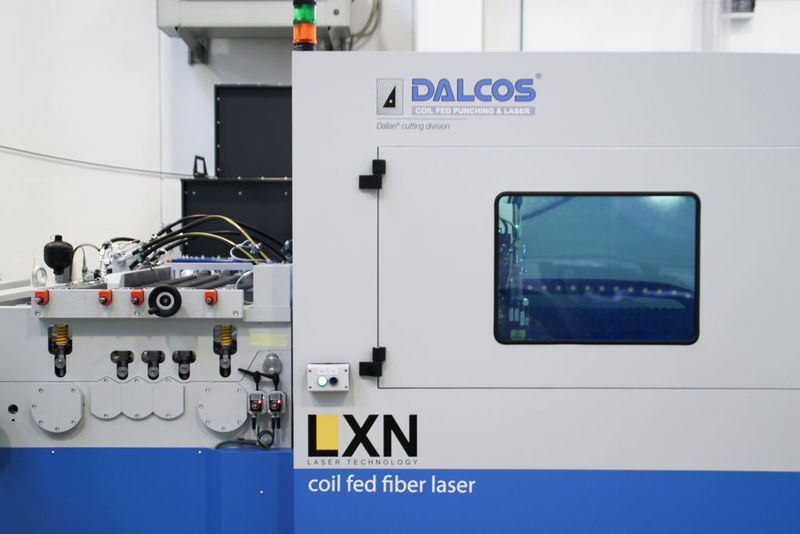 Die Platinen werden direkt von der Stanz- der Lasermaschine zugeführt. (Bild: Dalcos)