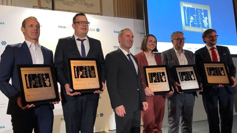 Die Preisverleihung fand in der Münchner Residenz statt. Es gab fünf Sieger in den Kategorien Klimaschutz, Digitalisierung, Maschinentechnik, Bauen und Forschung.