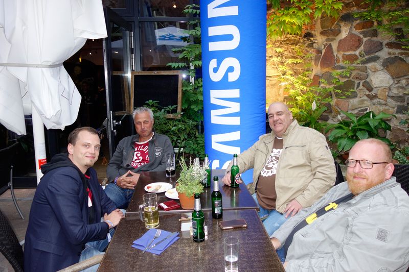 Nach einem harten Tag, gönnen sich die Jungs ein Bierchen (v. l.) Felix Bechmann, Label-the-cable, Claus Mostolta, Gembird, Oliver Gorges, cop software + services, und Jörn Beckmann, comTeam. (Bild: IT-BUSINESS)