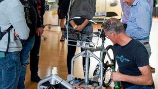 Leicht, „intelligent“ und natürlich zuverlässig! Das „Lasten-Leichtbau-Fahrrad“ (L-LBF) zeigt die vielfältigen Potenziale des funktionsintegrierten Leichtbaus für die E-Mobilität. Der Akku hält etwa besonders lange durch und konnte diebstahlsicher integriert werden. (Bild: A. Lörcher / RLVD)