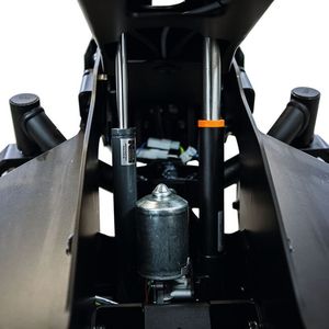 In Kooperation mit der Nold Hydraulik + Pneumatik GmbH integrierte Industrie-Gasdruckfeder von ACE (links) unterstützt die Hubkraft des elektrischen Liftmotors im Pflege- und Stehrollstuhl PR Biolution der Paravan GmbH.(Bild:  PARAVAN GmbH)