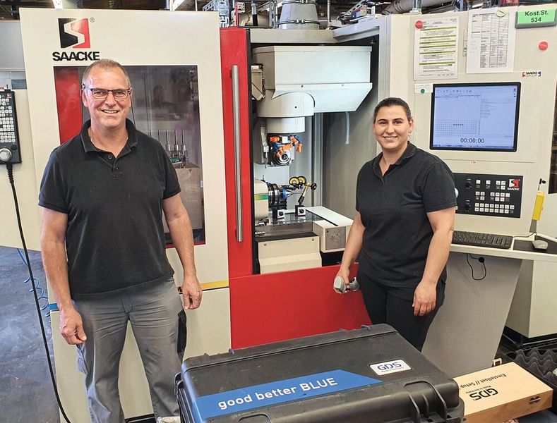 Von links: Hans Kronawitter von der Linner Group und Evrin Kocak von GDS-Service vor der Werkzeugmaschine mit „µGrind booster“. (Bild: Linner Group)