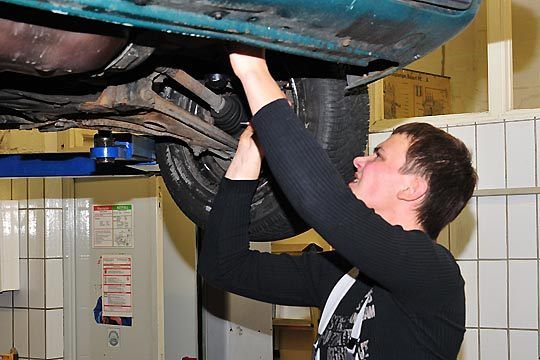 Danny Sauerbrey aus Thüringen sucht nach Fehlern, die das Auto bei der HU durchfallen lassen würden. (Archiv: Vogel Business Media)
