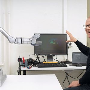 La caméra 3D détecte la main en mouvement et le bras robotique l'évite.(Source : Thomas Entzeroth)