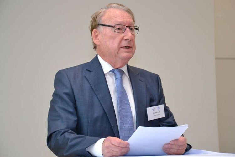 Dieter Ernst, Geschäftsführer der Autohaus Ernst GmbH stellte in seinem Vortrag die Frage: Hat die Kfz-Ausbildung noch Zukunft? (Foto: Michel)