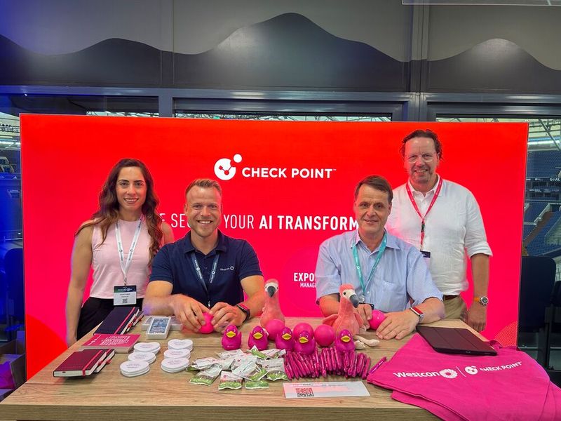 Ganz schön pink bei Check Point: (v. l.) Hülya Askin (Check Point), Tim Hornig (Westcon-Comstor), Roland Kaltefleiter (NetUse ) und Christian Teutsch (Check Point)  (Bild: Vogel IT-Medien)