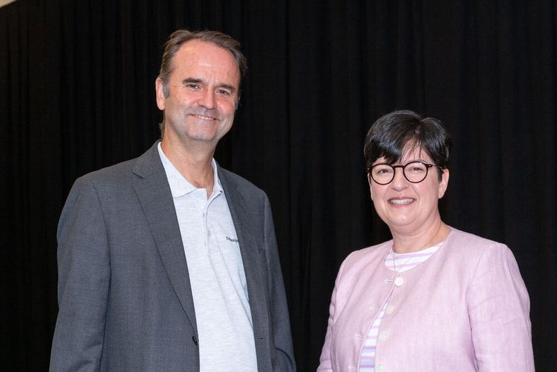 Dr. Mirko Lehmann, Chief Technology Officer der Endress+Hauser Gruppe und Dr. Christine Koslowski, Direktorin Intellectual Property Rights bei Endress+Hauser. (Bild: Endress+Hauser)