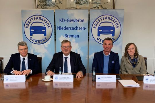 Präsentierten gemeinsam die Bilanz des Autojahres 2019: (v. li.)  Christian Metje, Geschäftsführer des Landesverbands Niedersachsen-Bremen, und dessen Präsident Karl-Heinz Bley sowie Hans-Jörg Koßmann, Obermeister der Kfz-Innung Bremen mit Geschäftsführerin Anke Kuckertz. Zum Vergrößern bitte klicken.(Bild:  Pfaff/»kfz-betrieb«)