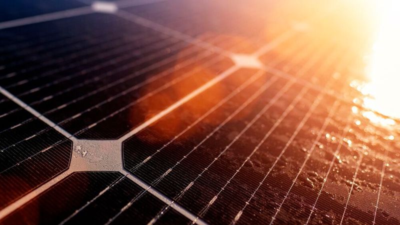 Platz 6: Neue Solarzellen könnten Photovoltaik-Industrie revolutionieren: Die große elektronische Bandlücke in der oberen der zwei erforderlichen Lagen in Perowskit-Tandemzellen führt oft zu hohen Spannungsverlusten. Chinesische Forscher experimentieren daher mit alternativen Materialien und Techniken, um den Spannungsverlust zu reduzieren. (Bild: gemeinfrei)