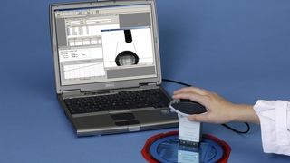 Das neue Kontaktwinkel Messgerät MobileDrop von Krüss ist flexibel einsetzbar. (Archiv: Vogel Business Media)