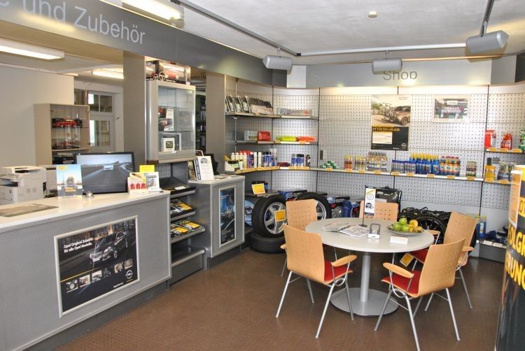 Kleiner, aber feiner Kundenwartebereich mit freiem Blick auf das Zubehörangebot. (Foto: Dominsky)