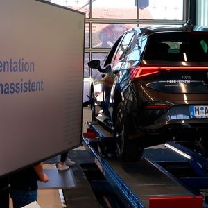 Der digitale HU-Sprachassistent hilft den Prüfingenieuren bei der Dokumentation festgestellter Mängel und sorgt für mehr Effizienz beim Erstellen des Prüfberichts.(Bild:  Diehl – VCG)