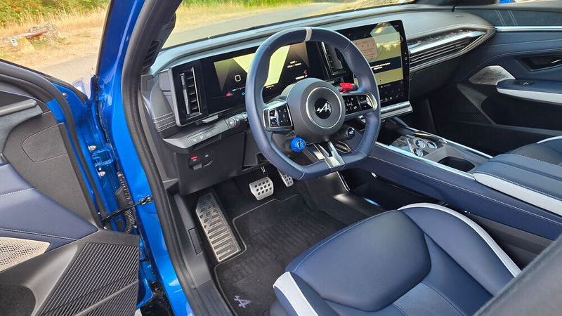 7. Die Materialien: Man merkt, dass Alpine sich bei der Materialwahl viele Gedanken gemacht hat. Im Innenraum gibt es Leder satt und sportwagentypische Designdetails wie Dekorelemente aus Carbon oder Alumium-Pedale. Die Mittelkonsole ist auffallend hoch. Ein Eyecatcher sind dabei vor allem die beiden großen Displays, die optisch eine Einheit bilden.  (Bild: Mauritz – VCG)