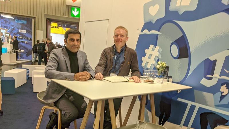 Rahman Jamal (links) zusammen mit Hendrik Härter (ELEKTRONIKPRAXIS).(Bild:  Hendrik Härter)